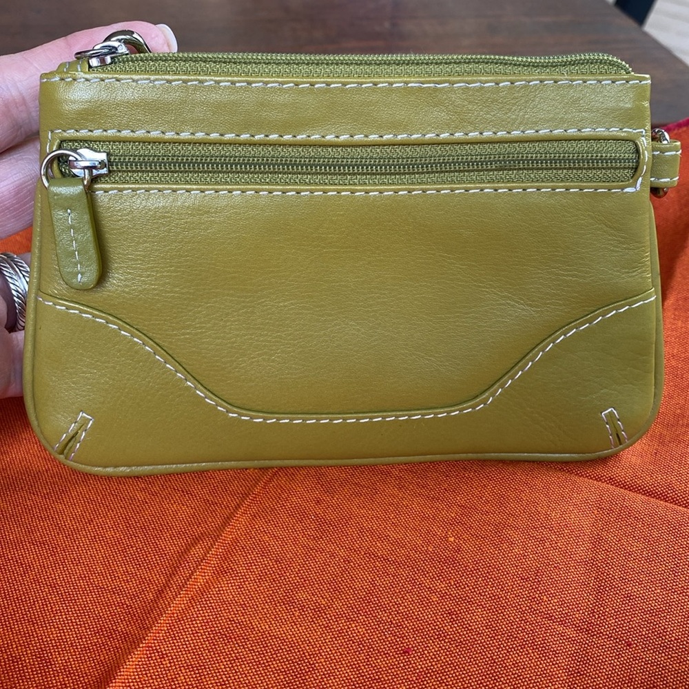 Ili NEW YORK Green Leather Wristlet